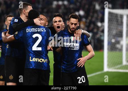 Torin, Italien. 03. April 2022. Hakan Calhanoglu (Inter) während des italienischen "Serie A"-Spiels zwischen Juventus 0-1 Inter im Allianz Stadium am 3. April 2022 in Turin, Italien. (Foto von Maurizio Borsari/AFLO Credit: Aflo Co. Ltd./Alamy Live News Stockfoto