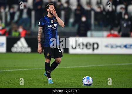 Torin, Italien. 03. April 2022. Hakan Calhanoglu (Inter) während des italienischen "Serie A"-Spiels zwischen Juventus 0-1 Inter im Allianz Stadium am 3. April 2022 in Turin, Italien. (Foto von Maurizio Borsari/AFLO Credit: Aflo Co. Ltd./Alamy Live News Stockfoto