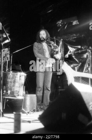 Der französische Musiker und Sänger Alan Stivell performt am 25. Juli 1976 beim July Wakes Folk Festival in Chorley, Lancashire, England. Stockfoto