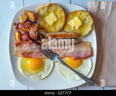 Zwei Spiegeleier mit Speck und Hausfries Stockfoto