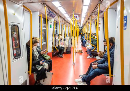 Menschen Pendler Passagiere in Madrid U-Bahn-Zug Stockfoto