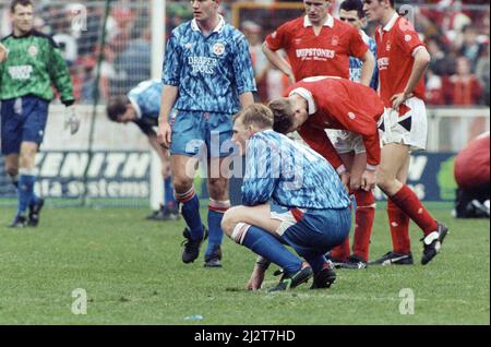 Nottingham Forest gegen Southampton Zenith Data Cup Finale bei Wembley 1992. Nottingham Forest gewann 3-2 nach zusätzlicher Zeit mit zwei Toren von Scot Gemmill und einem von Kingsley Black. Der Zenith Data Systems Cup lief nach der Katastrophe im Heysel-Stadion nur etwa 7 Jahre (1985 - 1992), als alle englischen Clubs aus Europa verbannt wurden.(Bild) Extra Time mit den Ergebnissen am 2-2 29.. März 1992 Stockfoto