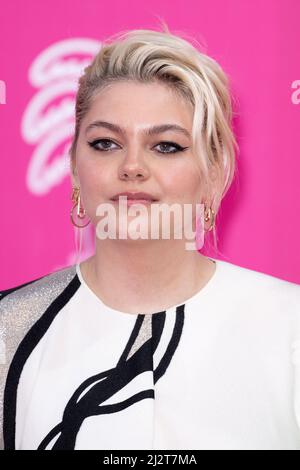 Cannes, Frankreich. 03. April 2022. Louane Emera besucht den rosa Teppich während des Canneseries Festivals 5. am 03. April 2022 in Cannes, Frankreich. Foto von David Niviere/ABACAPRESS.COM Quelle: Abaca Press/Alamy Live News Stockfoto