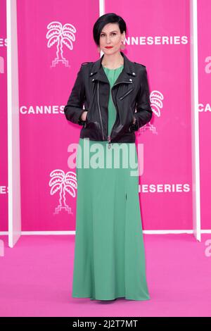 Cannes, Frankreich. 03. April 2022. Ovidie besucht den rosa Teppich während des Canneseries Festival 5., am 03. April 2022 in Cannes, Frankreich. Foto von David Niviere/ABACAPRESS.COM Quelle: Abaca Press/Alamy Live News Stockfoto