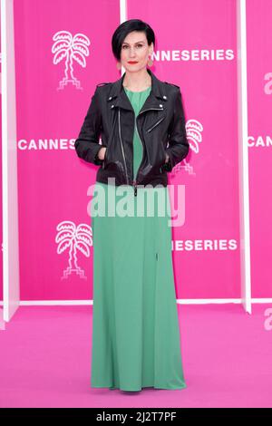 Cannes, Frankreich. 03. April 2022. Ovidie besucht den rosa Teppich während des Canneseries Festival 5., am 03. April 2022 in Cannes, Frankreich. Foto von David Niviere/ABACAPRESS.COM Quelle: Abaca Press/Alamy Live News Stockfoto