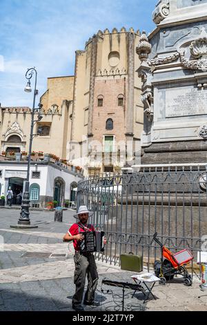 NEAPEL, ITALIEN - 24. MAI 2015: Straßenmusiker spielt vor der Kirche San Domenico Maggiore auf der Piazza San Domenico Maggiore, auf Spaccanapoli, ON Stockfoto