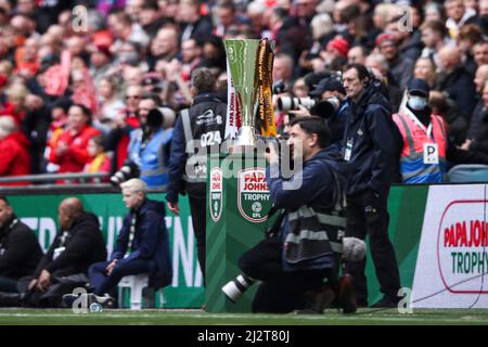 LONDON, GROSSBRITANNIEN. APR 3. die Papa John's Trophy wird während des Papa John Trophy Finales zwischen Sutton United und Rotherham United am Sonntag, 3.. April 2022 im Wembley Stadium, London, ausgetragen. (Kredit: Tom West | MI News) Kredit: MI Nachrichten & Sport /Alamy Live News Stockfoto