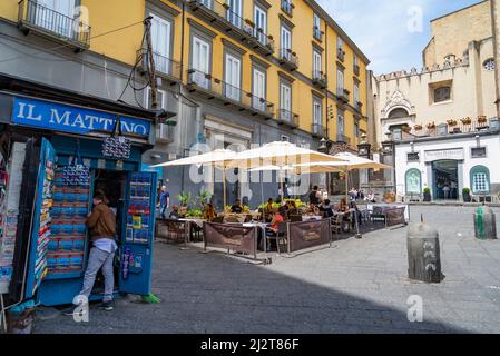 NEAPEL, ITALIEN - 24. MAI 2015: In einer Cafeteria im Freien vor der Kirche San Domenico Maggiore auf der Piazza San Domenico Maggio können die Menschen zu Abend essen Stockfoto