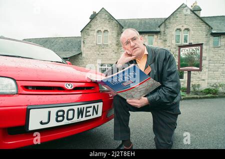 Jim Bowen bei der Eisenbahn, die an seinem Haus in Arkholme, Lancashire, vorbeifährt. 9.. April 1993. Stockfoto