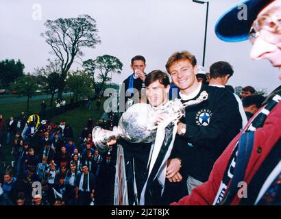 Newcastle United gewinnt die erste Division. Die Spieler des offenen Busses winken den Fans während der Busparade mit der Trophäe zu. 10. Mai 1993. Stockfoto
