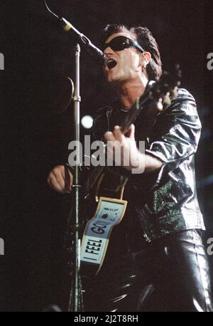 U2 Konzert, Zoo TV Tour, Cardiff Arms Park, Cardiff, Wales, Mittwoch, 18.. August 1993. Unser Bild zeigt ... Sänger Bono auf der Bühne. Stockfoto