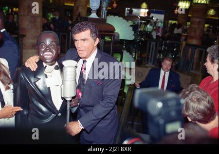 Der amerikanische Schauspieler Burt Reynolds eröffnet den Harrods Sale. 7.. Juli 1993. Stockfoto