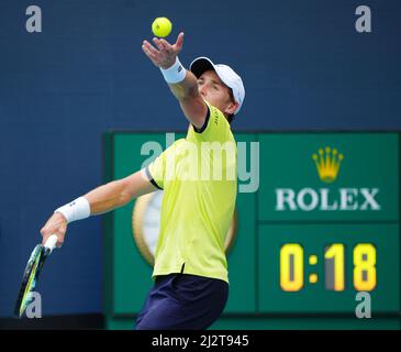 Miami Gardens, Florida, USA. April, 3 - Miami Gardens: Casper Ruud(NOR) in Aktion verliert hier 57 46 an Carlos Alcaraz(ESP) während der Finals der Miami Open 2022. Kredit: Andrew Patron/MediaPunch Gutschrift: MediaPunch Inc/Alamy Live Nachrichten Stockfoto