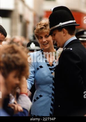 Prinzessin Diana besucht Wales, Mittwoch, den 7.. Oktober 1992. Unser Bild Zeigt ... Prinzessin Diana trifft die Öffentlichkeit und ist in Wales, um die Kindereinheit im East Glamorgan Hospital im Church Village offiziell zu eröffnen. Stockfoto