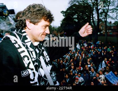 Newcastle United gewinnt die erste Division. Der Manager Kevin Keegan im offenen Bus winkt den Fans während der Busparade zu. 10. Mai 1993. Stockfoto
