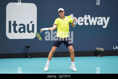 Miami Gardens, Florida, USA. April, 3 - Miami Gardens: Casper Ruud(NOR) in Aktion verliert hier 57 46 an Carlos Alcaraz(ESP) während der Finals der Miami Open 2022. Kredit: Andrew Patron/MediaPunch Gutschrift: MediaPunch Inc/Alamy Live Nachrichten Stockfoto