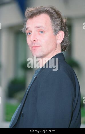 Rik Mayall, der den konservativen Abgeordneten Alan B'Stard in der TV-Situationskomödie The New Statesman spielt, hat hier die Werbung für die neue Serie in Park Lane gesehen. 6.. November 1992 Stockfoto