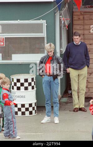 Prinzessin Diana, die Prinzessin von Wales, nimmt ihre Söhne Prinz William und Prinz Harry und einige ihrer Freunde mit, um auf der Rennstrecke Buckmore Park in der Nähe von Chatham, Kent, England, Go-Kart zu fahren. Prinz Charles eröffnete an diesem Tag ein Kindermuseum, Eureka! In Halifax, Yorkshire Aufnahme vom 9.. Juli 1992 Stockfoto