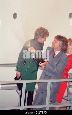 Prinzessin Diana, die Prinzessin von Wales, mit dem CEO von Virgin Atlantic, Richard Branson.heute startet die Prinzessin den neuen Airbus 340 von Richard Branson, dem Geschäftsmagnaten von Virgin Atlantic. Am Flughafen Heathrow heißt es „The Lady in Red“. London. Bild aufgenommen am 6.. Dezember 1993 Stockfoto