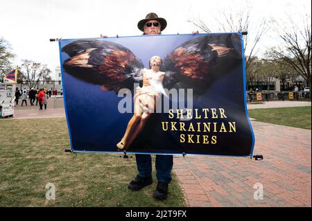 Washington, Usa. 03. April 2022. 3. April 2022 - Washington, DC, USA: Mann mit einem Banner mit der Aufschrift „Schutz des ukrainischen Himmels“ bei einer Kundgebung vor dem Weißen Haus zur Unterstützung der Ukraine. (Foto: Michael Brochstein/Sipa USA) Quelle: SIPA USA/Alamy Live News Stockfoto