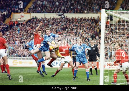 Nottingham Forest gegen Southampton Zenith Data Cup Finale bei Wembley 1992. Nottingham Forest gewann 3-2 nach zusätzlicher Zeit mit zwei Toren von Scot Gemmill und einem von Kingsley Black. Der Zenith Data Systems Cup lief erst etwa 7 Jahre (1985 - 1992) nach der Katastrophe im Heysel-Stadion, als alle englischen Clubs aus Europa verbannt wurden.(Bild) Southampton's Kevin Moore gleicht aus. 29.. März 1992 Stockfoto