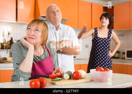Frau beleidigte ihre Familie Stockfoto