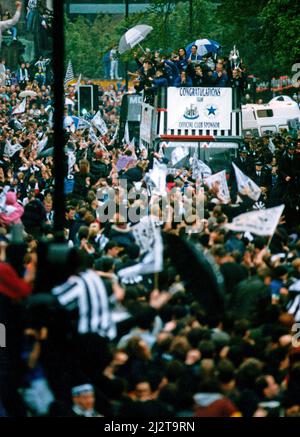 Newcastle United gewinnt die erste Division. Die Spieler des offenen Busses winken den Fans während der Busparade mit der Trophäe zu. 10. Mai 1993. Stockfoto