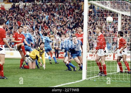 Nottingham Forest gegen Southampton Zenith Data Cup Finale bei Wembley 1992. Nottingham Forest gewann 3-2 nach zusätzlicher Zeit mit zwei Toren von Scot Gemmill und einem von Kingsley Black. Der Zenith Data Systems Cup lief erst etwa 7 Jahre (1985 - 1992) nach der Katastrophe im Heysel-Stadion, als alle englischen Clubs aus Europa verbannt wurden.(Bild) Southampton's Kevin Moore gleicht aus. 29.. März 1992 Stockfoto