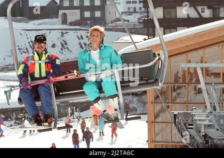 Ihre Königliche Hoheit Prinzessin Diana, die Prinzessin von Wales, genießt einen Skiurlaub in Lech, Österreich. Prinz William und Prinz Harry begleiten sie auf ihrer Reise. Bild aufgenommen am 1.. April 1993 Stockfoto