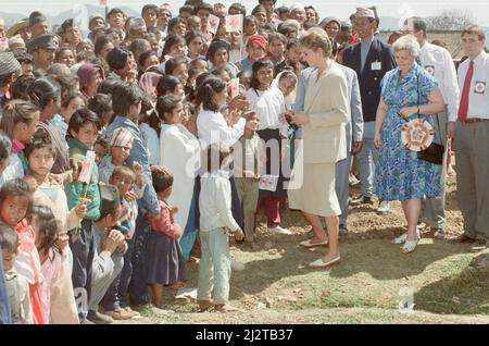 S.H. Prinzessin Diana, Prinzessin von Wales, in Nepal. Die Prinzessin besuchte Nepal zwischen dem 2.. Und 6.. März 1993 Nepal, offiziell die Demokratische Bundesrepublik Nepal, ist ein Binnenland des zentralen Himalaya-Landes in Südasien. Es hat eine Bevölkerung von 26,4 Millionen und ist das 93. größte Land nach Gebiet. Foto zeigt Prinzessin Diana bei einem Besuch bei einem Rotkreuzprojekt in Panauti, Nepal, Foto aufgenommen am 5.. März 1993This Reise ist der erste offizielle Einzelbesuch im Ausland seit der Trennung von Prinz Charles. Stockfoto