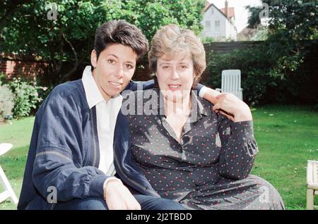 Sally Becker, britische Helferin und Heldin, Bild vom 10.. September 1993. Sally war im kriegsgeplagten ehemaligen Jugoslawien geblieben, nachdem er bei der Durchführung von Hilfskonvois für die in Surrey ansässige Wohltätigkeitsorganisation Medjugorje Appeal mitgeholfen hatte. Die 33-jährige Künstlerin aus Hove in Sussex verließ Bosnien eine Heldin, die als Engel von Mostar bezeichnet wurde, weil sie allein verwundete Kinder gerettet hatte, die in der von der Schlacht zerrissenen Stadt gefangen waren. Stockfoto