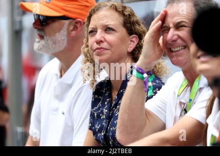 Miami Gardens, Florida, USA. Miami Gardens, Florida, USA. 03. April 2022. Debbie Wasserman Schultz, Ein Mitglied der Demokratischen Partei, und der ehemalige Vorsitzende des Demokratischen Nationalkomitees verbringen einen entspannenden Nachmittag vor dem Gericht und beobachten das Männerfinale der Miami Open am 03. April 2022 im Hard Rock Stadium in Miami Gardens, Florida. Kredit: Hoo Me/Media Punch/Alamy Live News Gutschrift: MediaPunch Inc/Alamy Live News Stockfoto