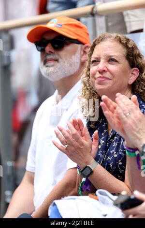 Miami Gardens, Florida, USA. Miami Gardens, Florida, USA. 03. April 2022. Debbie Wasserman Schultz, Ein Mitglied der Demokratischen Partei, und der ehemalige Vorsitzende des Demokratischen Nationalkomitees verbringen einen entspannenden Nachmittag vor dem Gericht und beobachten das Männerfinale der Miami Open am 03. April 2022 im Hard Rock Stadium in Miami Gardens, Florida. Kredit: Hoo Me/Media Punch/Alamy Live News Gutschrift: MediaPunch Inc/Alamy Live News Stockfoto