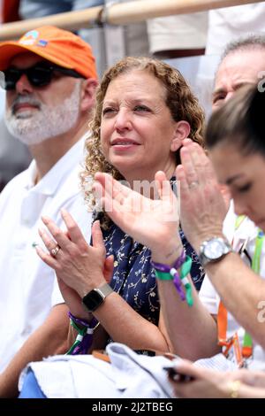 Miami Gardens, Florida, USA. Miami Gardens, Florida, USA. 03. April 2022. Debbie Wasserman Schultz, Ein Mitglied der Demokratischen Partei, und der ehemalige Vorsitzende des Demokratischen Nationalkomitees verbringen einen entspannenden Nachmittag vor dem Gericht und beobachten das Männerfinale der Miami Open am 03. April 2022 im Hard Rock Stadium in Miami Gardens, Florida. Kredit: Hoo Me/Media Punch/Alamy Live News Gutschrift: MediaPunch Inc/Alamy Live News Stockfoto