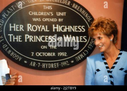 Prinzessin Diana besucht Wales, Mittwoch, den 7.. Oktober 1992. Unser Bild Zeigt ... Prinzessin Diana eröffnet offiziell die Kindereinheit im East Glamorgan Hospital im Church Village. Stockfoto