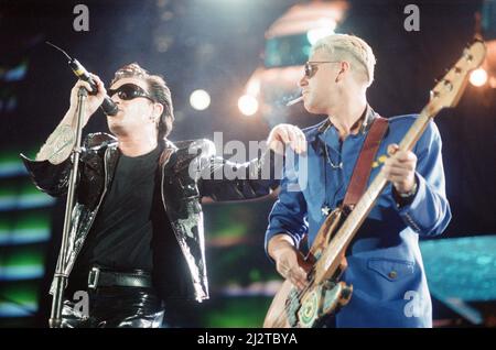 U2 Konzert, Zoo TV Tour, Cardiff Arms Park, Cardiff, Wales, Mittwoch, 18.. August 1993. Unser Bild zeigt ... Leadsänger Bono und Bassgitarrist Adam Clayton auf der Bühne. Stockfoto