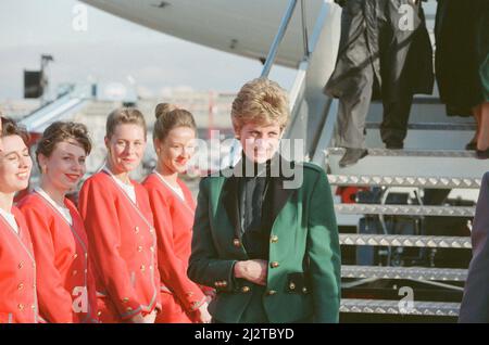 Prinzessin Diana, die Prinzessin von Wales, mit dem CEO von Virgin Atlantic, Richard Branson.heute startet die Prinzessin den neuen Airbus 340 von Richard Branson, dem Geschäftsmagnaten von Virgin Atlantic. Es heißt „die Dame in Rot“ am Flughafen Heathrow, London Bild aufgenommen am 6.. Dezember 1993 Stockfoto