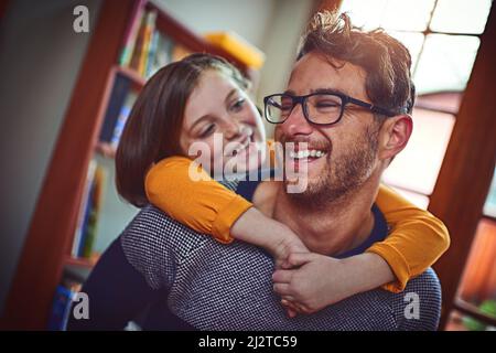 Shell immer Daddys liebes kleines Mädchen sein. Aufnahme eines Vaters, der sich zu Hause mit seiner kleinen Tochter verbunden hat. Stockfoto