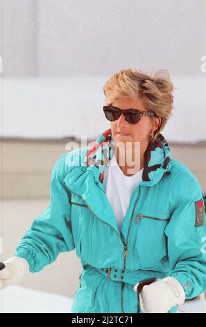 Ihre Königliche Hoheit Prinzessin Diana, die Prinzessin von Wales, genießt einen Skiurlaub in Lech, Österreich. Prinz William und Prinz Harry begleiten sie auf ihrer Reise. Bild aufgenommen am 1.. April 1993 Stockfoto