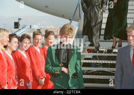 Prinzessin Diana, die Prinzessin von Wales, mit dem CEO von Virgin Atlantic, Richard Branson.heute startet die Prinzessin den neuen Airbus 340 von Richard Branson, dem Geschäftsmagnaten von Virgin Atlantic. Es heißt „die Dame in Rot“ am Flughafen Heathrow, London Bild aufgenommen am 6.. Dezember 1993 Stockfoto