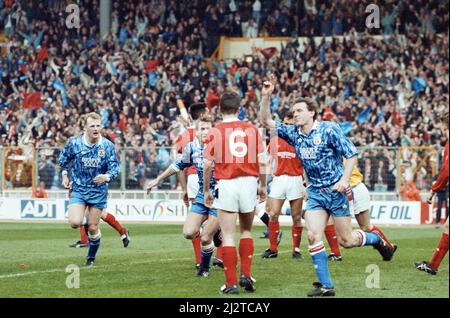 Nottingham Forest gegen Southampton Zenith Data Cup Finale bei Wembley 1992. Nottingham Forest gewann 3-2 nach zusätzlicher Zeit mit zwei Toren von Scot Gemmill und einem von Kingsley Black. Der Zenith Data Systems Cup lief erst etwa 7 Jahre (1985 - 1992) nach der Katastrophe im Heysel Stadium, als alle englischen Clubs aus Europa verbannt wurden.(Bild) Southampton's Kevin Moore feiert seinen Ausgleich. 29.. März 1992 Stockfoto