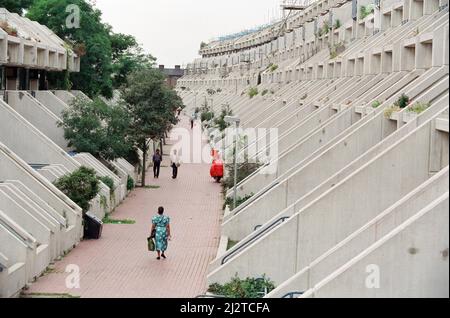 Allgemeine Ansichten der Alexandra Road Wohnsiedlung, richtig bekannt als die Alexandra und Ainsworth Anwesen, aber häufiger Rowley Way genannt. Am 18. August 1993 erhielt sie den Status der Klasse II*. Camden, London. 20.. August 1993. Stockfoto