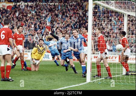 Nottingham Forest gegen Southampton Zenith Data Cup Finale bei Wembley 1992. Nottingham Forest gewann 3-2 nach zusätzlicher Zeit mit zwei Toren von Scot Gemmill und einem von Kingsley Black. Der Zenith Data Systems Cup lief erst etwa 7 Jahre (1985 - 1992) nach der Katastrophe im Heysel-Stadion, als alle englischen Clubs aus Europa verbannt wurden.(Bild) Southampton's Kevin Moore gleicht aus. 29.. März 1992 Stockfoto