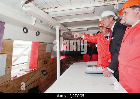 Königin Elizabeth II und Prinz Philip besuchen Hartlepool Marina. Im Bild besucht der Herzog die HMS Trincomalee. 18. Mai 1993. Stockfoto