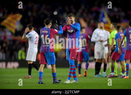 Barcelona, Spanien, 3. April 2022. Pedri (16) vom FC Barcelona und Gerard Pique (3) vom FC Barcelona feiern am Ende des spanischen La Liga-Spiels Stockfoto