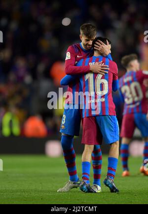 Barcelona, Spanien, 3. April 2022. Pedri (16) vom FC Barcelona und Gerard Pique (3) vom FC Barcelona feiern am Ende des spanischen La Liga-Spiels Stockfoto