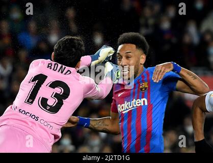 Barcelona, Spanien, 3. April 2022. Bono (1) Torwart des FC Sevilla und Pierre-Emerick Aubameyang (25) des FC Barcelona während des spanischen La Liga-Spiels b Stockfoto