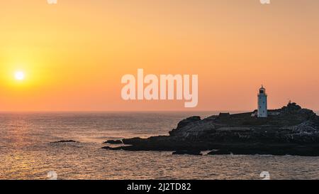 Sonnenuntergang über Godrevy Lighthouse, Cornwall, England, Europa Stockfoto