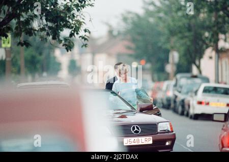 Prinzessin Diana kehrt nach einem Besuch der ehemaligen Mitbewohnerin Carolyn Bartholmew am Mittwoch, dem 10.. Juni 1992, in London ins Auto zurück. Carolyn Bartholmew trug zu einem umstrittenen Buch über Dianas Ehe bei. Carolyn erzählte, wie Diana an der Schlankheitskrankheit Bulimia nervosa und ihrem verzweifelten Unglück litt. Aber die Prinzessin gab ihr mit einem Kuss ein Gütesiegel. Diana sagte der Welt klar: „Ich stimme allem zu, was sie getan hat.“ Die Presse wurde ein Trinkgeld gegeben, damit sie die emotionale Szene der letzten Nacht erleben konnten. Diana verbrachte eine Stunde mit Carolyn, ihrem Mann William und ihrem Sohn Jack. Stockfoto