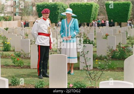 Prinzessin Diana, Prinzessin von Wales, besucht den Heliopolis-Kriegsfriedhof in Kairo, wo sie sich die Commonwealth-Kriegsgräber ansah. Sie trägt einen hellblauen und weißen Anzug mit Streichelmütze von Philip Somerville Bild aufgenommen am 15.. Mai 1992 Stockfoto